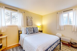 4 soverom, skrivebord, strykejern/-brett og internettilgang