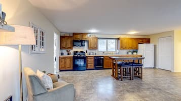 Jääkaappi, mikroaaltouuni, uuni, liesi