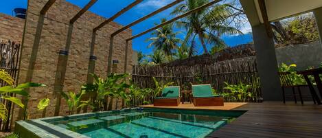 1 多间卧室、高档床上用品、迷你吧、办公桌