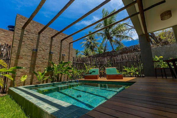 1 kamar tidur, seprai premium, minibar, dan meja kerja