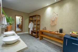 Shower, pengering rambut, jubah mandi, dan handuk