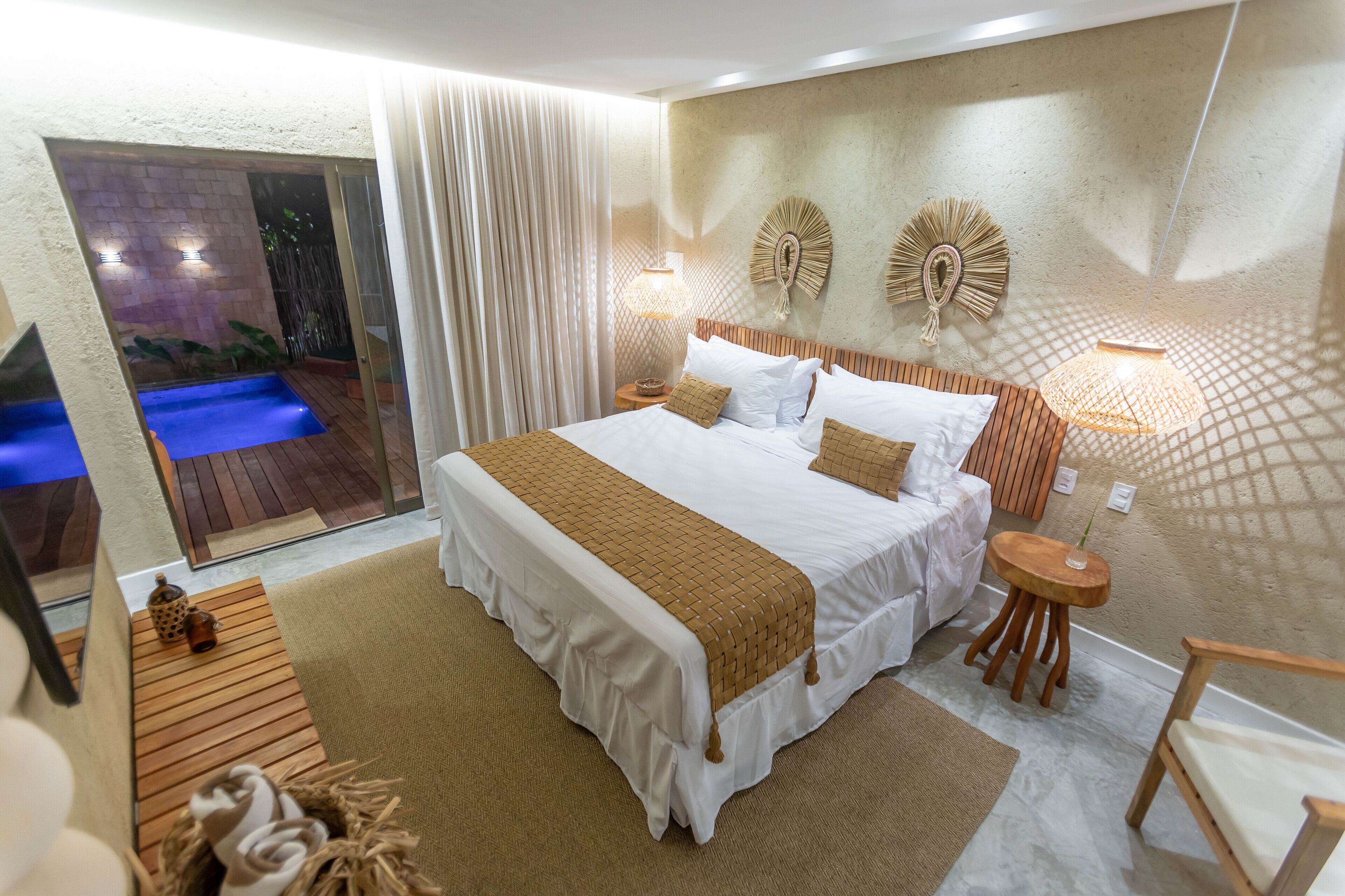 1 quarto, roupas de cama premium, frigobar, escrivaninha