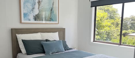 4 bedrooms, iron/ironing board, WiFi, bed sheets