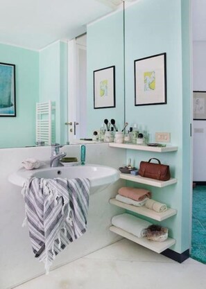 تجهيزات دش، مجففات شعر، مراحيض شطف، مناشف