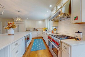 Køleskab, mikrobølgeovn, ovn, kogeplade