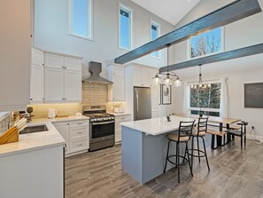 Kjøleskap, mikrobølgeovn, ovn og kokeplater