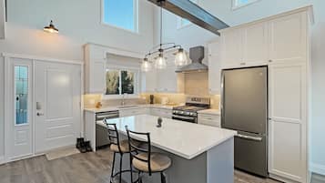 Jääkaappi, mikroaaltouuni, uuni, liesi