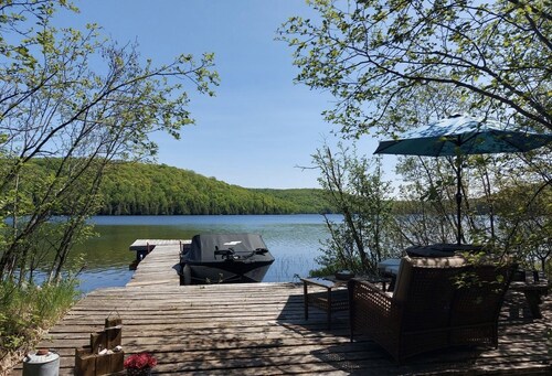 Scandinavian Lakefront Luxury: Exquisite Cottage with Private Lake Access