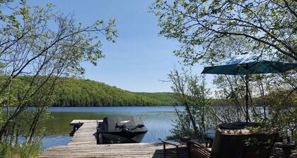 Scandinavian Lakefront Luxury: Exquisite Cottage with Private Lake Access