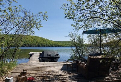 Scandinavian Lakefront Luxury: Exquisite Cottage with Private Lake Access