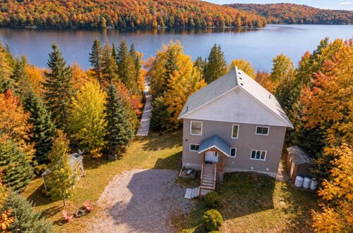 Lakefront Cottage + Kayak & Fall Views