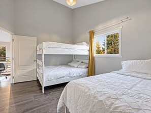 3 habitaciones, escritorio, tabla de planchar con plancha y wifi gratis 