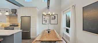 Scandinavian Lakefront Luxury: Exquisite Cottage with Private Lake Access