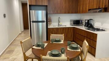 Junior Suite | Private kitchen | Full-size fridge, microwave, toaster, blender