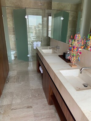 Deluxe-Penthouse | Badezimmer | Dusche, Regendusche, Designer-Toilettenartikel, Haartrockner