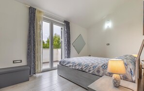 2 bedrooms, free WiFi, bed sheets - Amazing home in Liznjan with Wi-Fi (Liznjan)