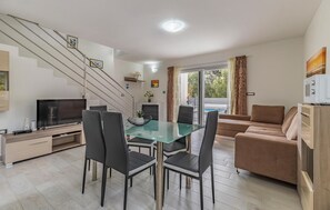 TV - Awesome home in Liznjan (Liznjan)