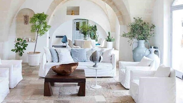A spacious living area with white furniture, stone flooring, and arched ceilings. - Masseria Angiulli Piccolo w pool / Salento Apulia (Grottaglie)