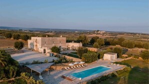 A large villa with a swimming pool, surrounded by a landscaped garden and a view of the countryside. - Masseria Angiulli Piccolo w pool / Salento Apulia (Grottaglie)