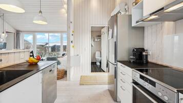 Køleskab, kogeplade, opvaskemaskine, kaffe-/temaskine