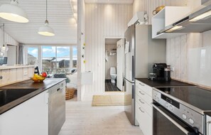 Fridge, stovetop, dishwasher, coffee/tea maker - 3 bedroom cozy home in Lundby (Lundby)