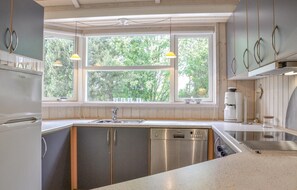 Kjøleskap, kokeplater, oppvaskmaskin og kaffetrakter/tekoker