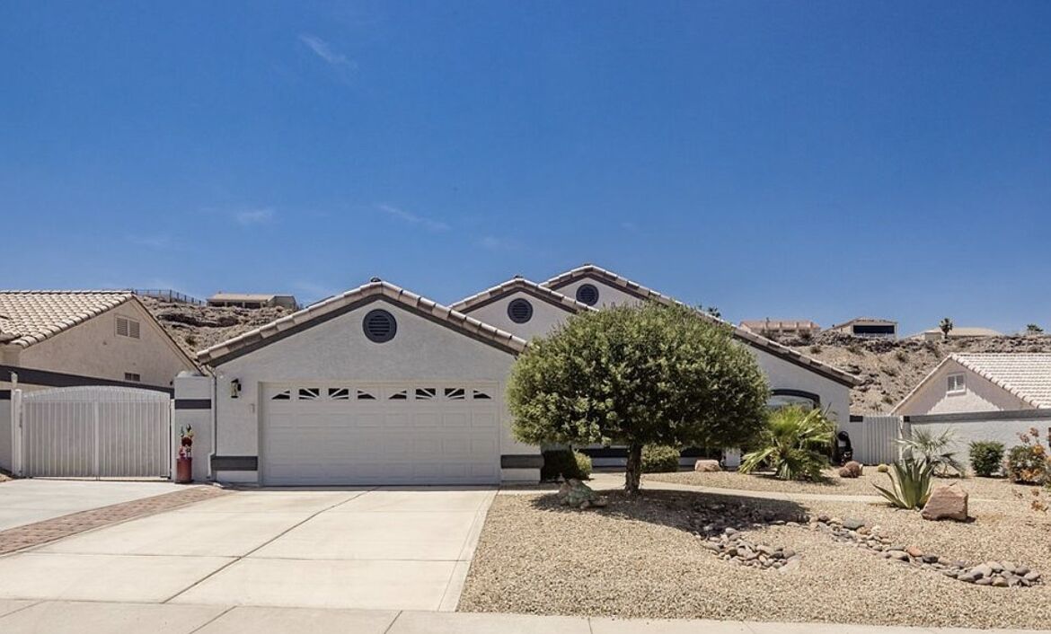 Desert Serentiy 3 beds and 2 baths with your own private pool.  Come and relax.