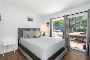 3 Schlafzimmer, Schreibtisch, Bügeleisen/Bügelbrett, Reisekinderbett
