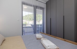 2 bedrooms, travel cot, free WiFi, bed sheets