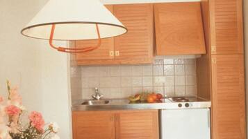 Fridge, microwave, coffee/tea maker, cookware/dishes/utensils