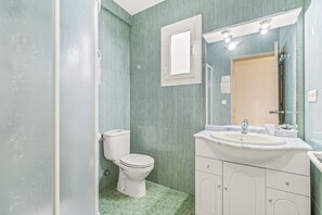 Douche, sèche-cheveux, serviettes fournies