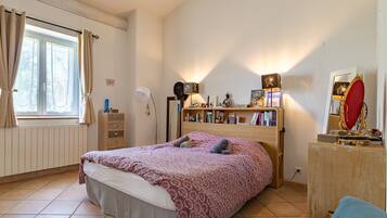 3 bedrooms, desk, iron/ironing board, WiFi (free)