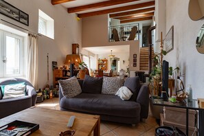 TV, fireplace, video-game console, DVD player