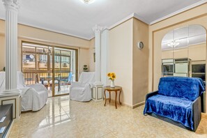 TV - Apartment 'Sunflower Alhambra' with Private Terrace, Balcony and Air Conditioning (Santa Pola)