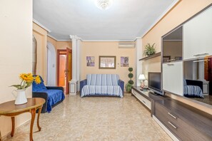 TV - Apartment 'Sunflower Alhambra' with Private Terrace, Balcony and Air Conditioning (Santa Pola)