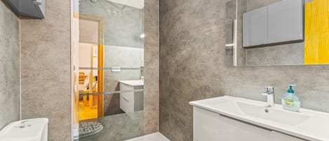 Dusche, Haartrockner, Handtücher