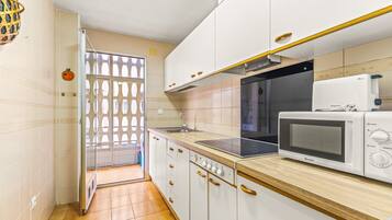 Kühlschrank, Mikrowelle, Herdplatte, Wasserkocher mit Kaffee-/Teezubehör