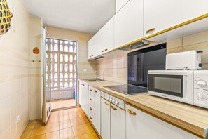 Refrigerador, microondas, placa de cocina, cafetera/tetera