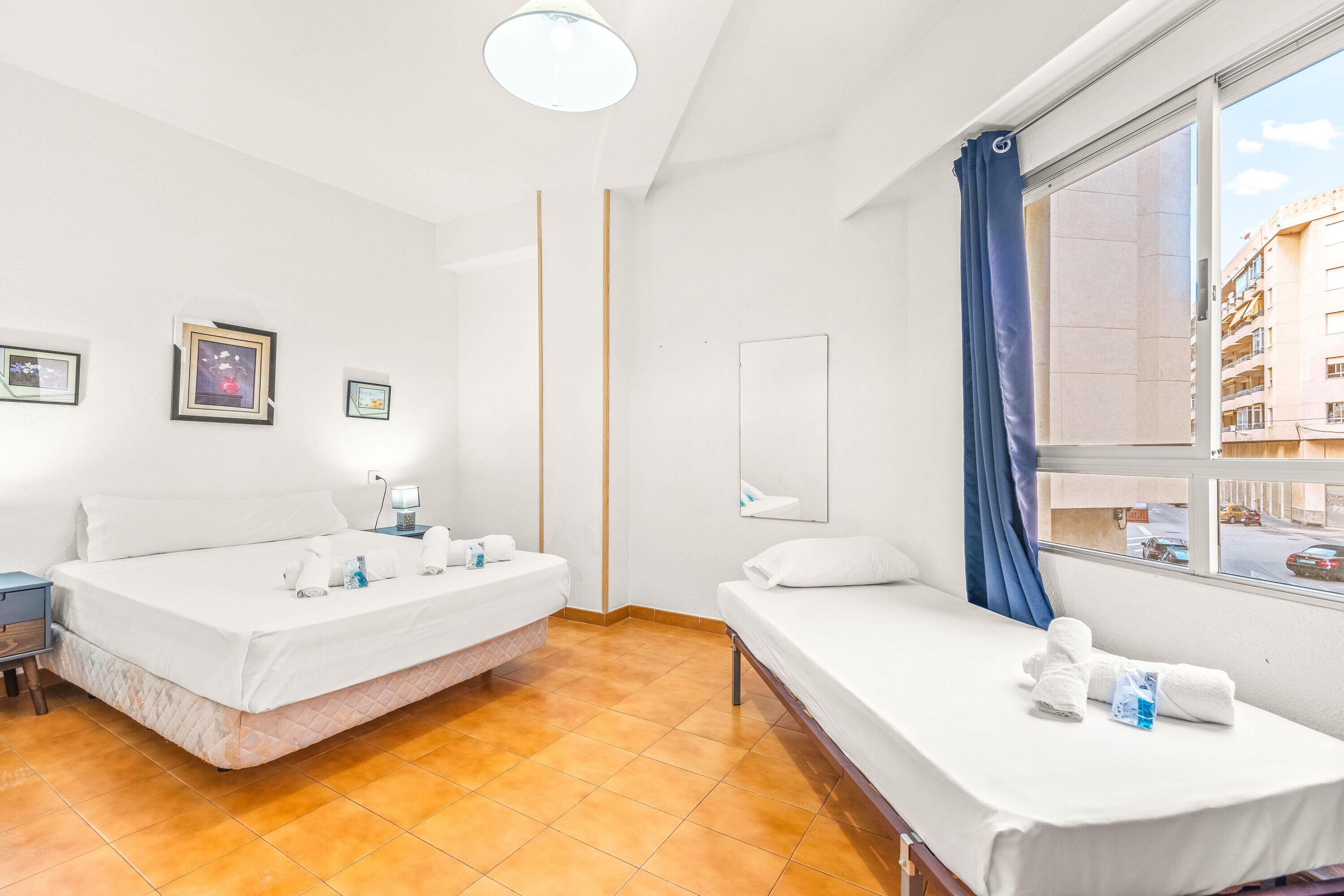 1 habitación, tabla de planchar con plancha, wifi gratis y ropa de cama 