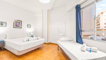 1 habitación, tabla de planchar con plancha, wifi gratis y ropa de cama