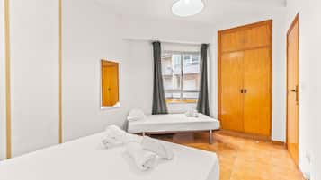 1 slaapkamer, een strijkplank/strijkijzer, gratis wifi, beddengoed