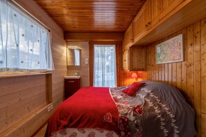 2 bedrooms, iron/ironing board, free WiFi