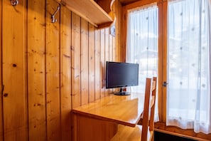 Interior - Apartment 'Le Marmotton' with Mountain Views, Shared Terrace and Wi-Fi (La Giettaz)