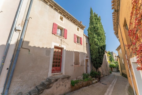 Exterior. Maison Belle Vue: Peaceful Stay with Alpilles View in Les Angles