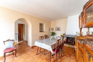 Dining - Maison Belle Vue: Peaceful Stay with Alpilles View in Les Angles (Les Angles)