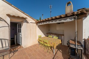 Outdoor dining - Maison Belle Vue: Peaceful Stay with Alpilles View in Les Angles (Les Angles)