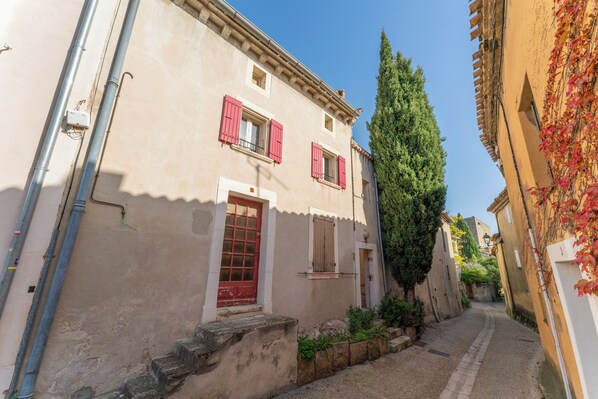Exterior - Maison Belle Vue: Peaceful Stay with Alpilles View in Les Angles (Les Angles)