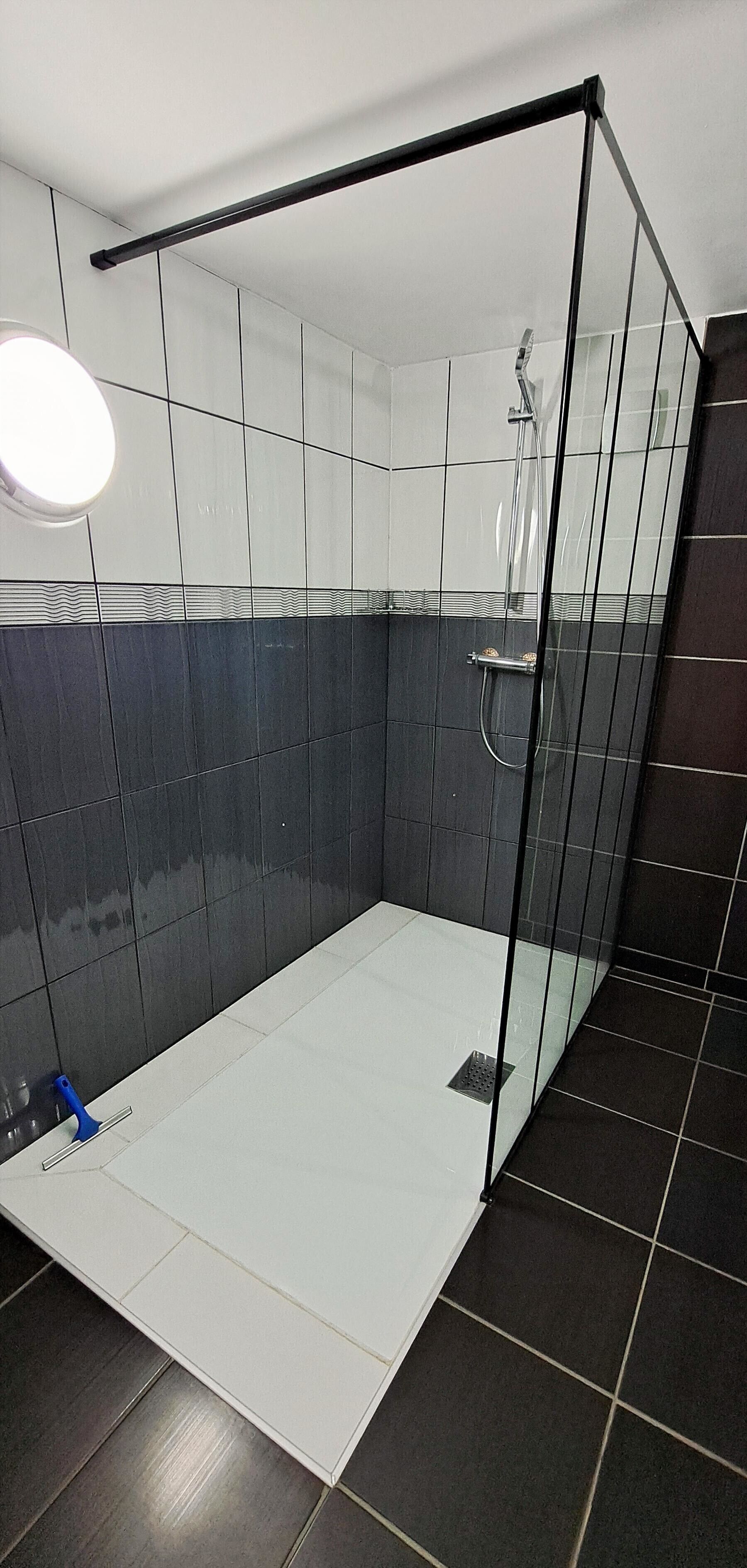 Douche, articles de toilette gratuits, sèche-cheveux