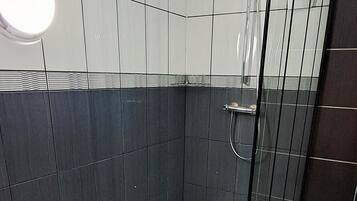 Douche, articles de toilette gratuits, sĂšche-cheveux