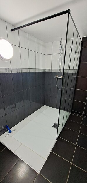 Shower, free toiletries, hair dryer - Apartment 'Le Chalet Des Côtes' with Private Terrace and Wi-Fi (CORNIMONT)